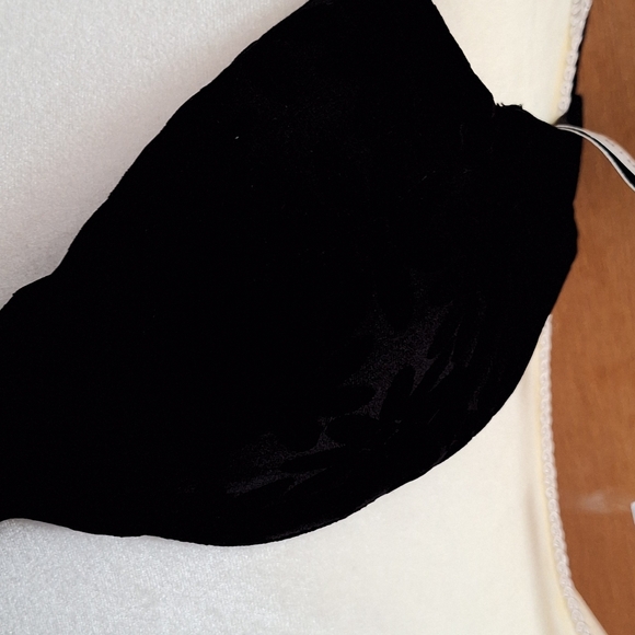 NWT- Trina Turk Breeze Twist Black Textured Bandeau Bathing Suit Top Size 4 - Picture 2 of 10